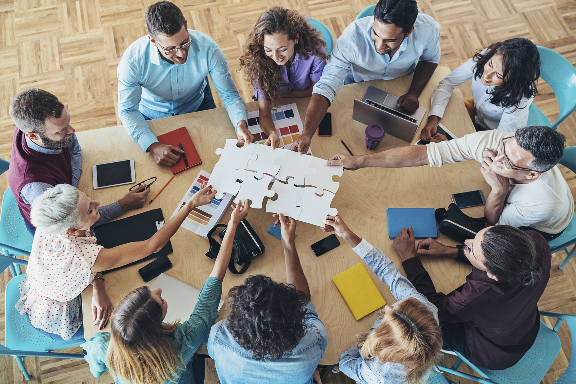 Groupe de personnes travaillant en collectif 